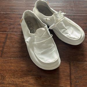 Size 10 Her dudes women.  Worn a few times. Very comfy.